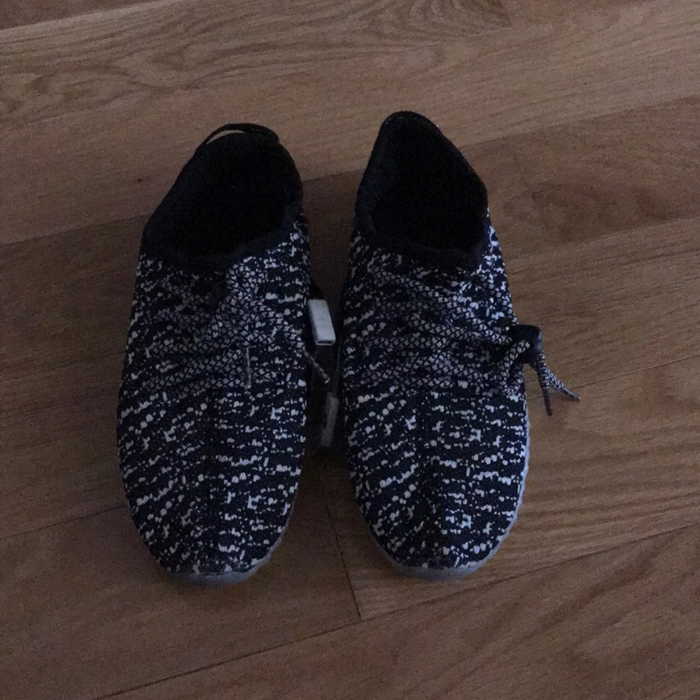 Kids light up shoes gently used. Lights up